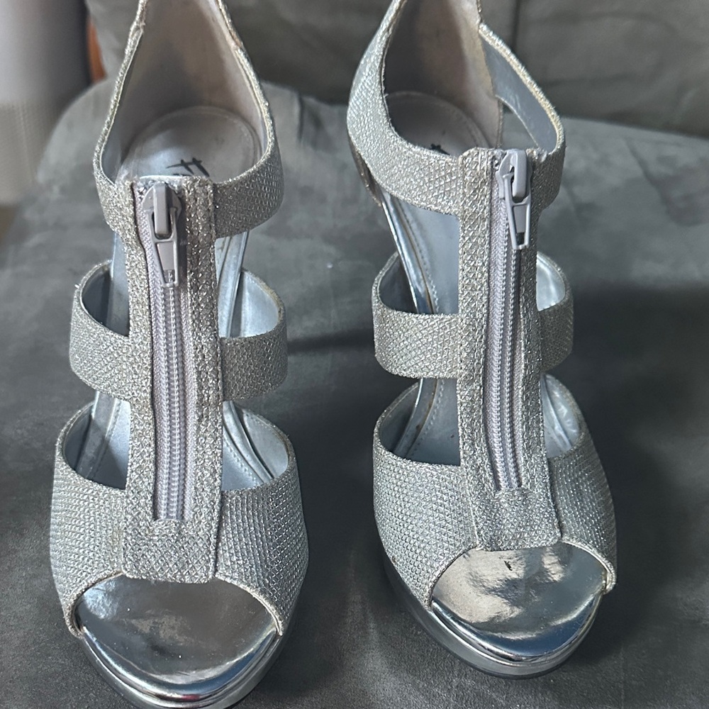 FIONI Clothing Silver Strappy Heels